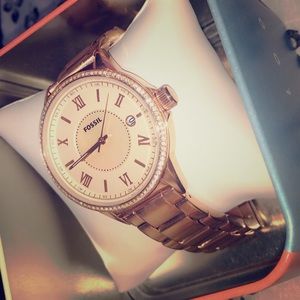 New rose gold fossil watch with box!
